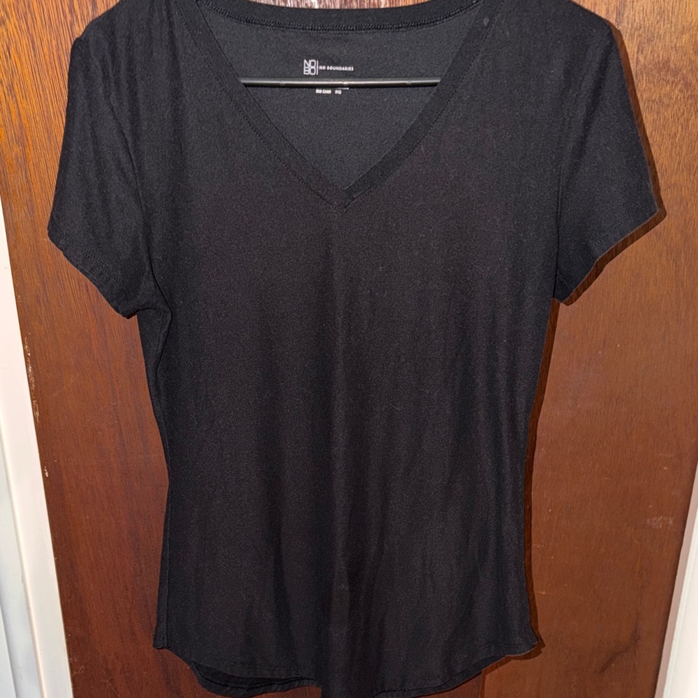 🌸 NOBO (No Boundaries) Black V-Neck Top – Size Medium (7–9)
